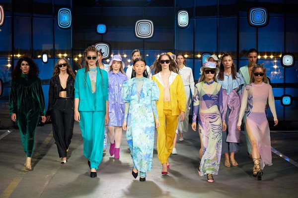 Comment les défilés de mode influencent-ils les tendances ?