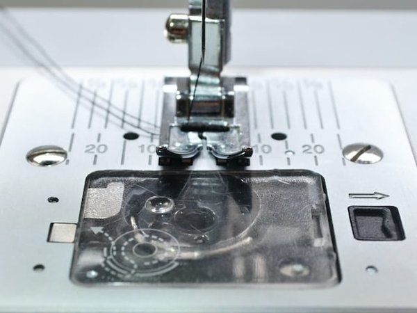 Quels sont les modèles de machines à coudre industriel triple entraînement les plus utilisés par les professionnels de la mode ?